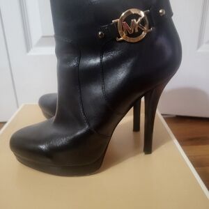 Michael Kors Wyatt booties black leather size 9